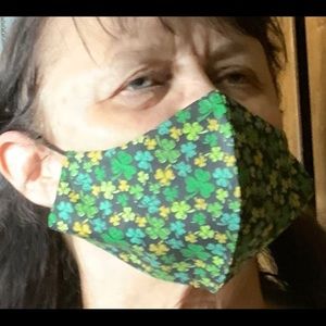St Patrick’s Day face Mask Shamrocks NIP
